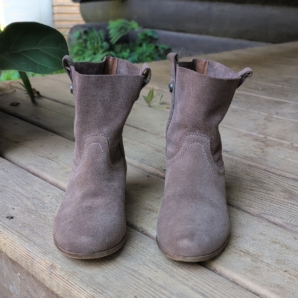 Chic Suede Ankle Boots - Taupe - Picture 2 of 9